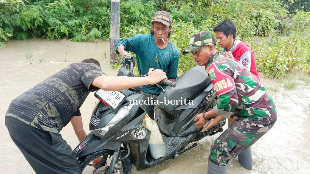 Babinsa Koramil Skanto Sigap Bantu Warga Terdampak Banjir di Wilayah Binaan