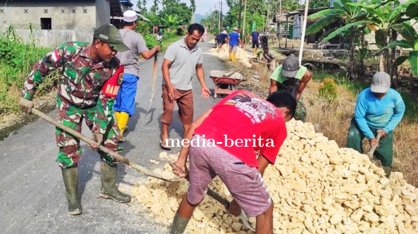 Babinsa Arso Bersama Warga Gotong Royong Timbun Jalan Longsor Demi Keselamatan Pengguna Jalan