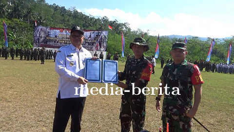 Dansatgas TMMD Reguler Dandim 0704 Banjarnegara Menerima Naskah Pj Bupati Banjarnegara