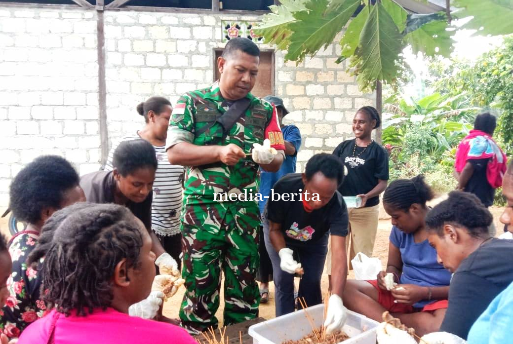 Tingkatkan Gizi Anak Papua, Babinsa dan Kader PKK Aksi Masak Sate Bersama