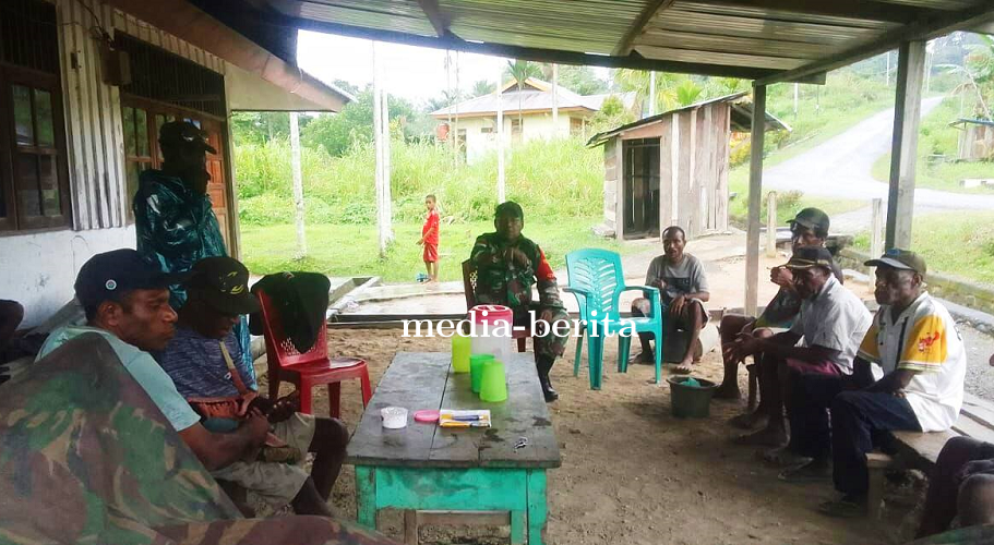 Babinsa Koramil Waris Gencarkan Sosialisasi Pemasangan Bendera Merah Putih di Kampung Kalimo