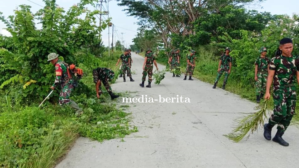 Jelang HUT RI, Babinsa Arso Karya Bakti Bersihkan Jalan Poros 