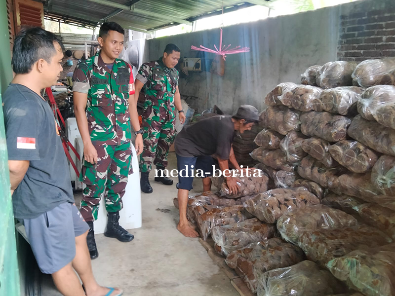 Babinsa Jalin Komsos Bersama Industri Perumahan Pembuat Gula Merah 