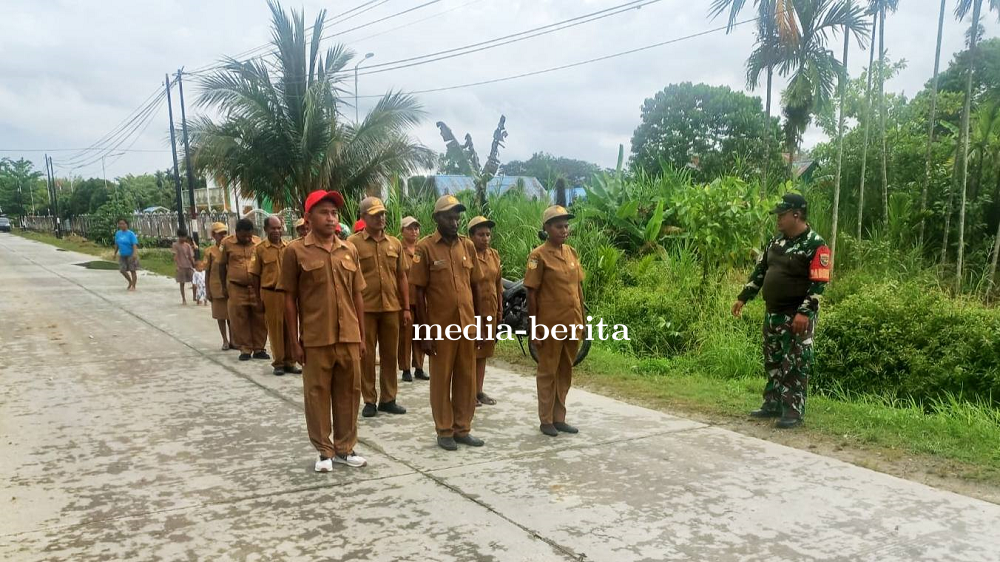 Babinsa Koramil Arso Latih PBB Pegawai Dispora Keerom Jelang Lomba Gerak Jalan Rayakan HUT RI