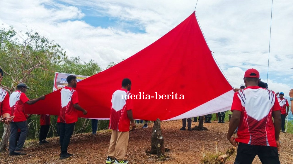 Pembentangan Bendera Merah Putih di Bukit Tutari, Dandim Jayapura Tegaskan Komitmen Jaga Persatuan d