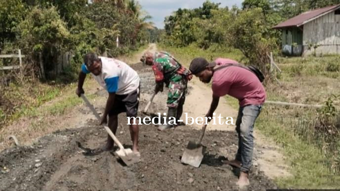 Perbaiki Infrastruktur Kampung, Babinsa Senggi dan Warga Bersatu Ratakan Timbunan Jalan