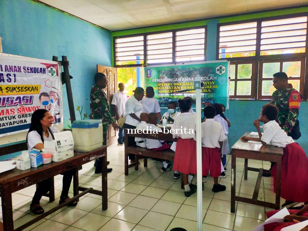 Kolaborasi Babinsa Kemtuk Gresi, Tenaga Medis, dan Sekolah untuk Generasi Sehat