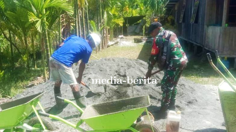 Dukung Peningkatan Infrastruktur, Babinsa Koramil Unurum Guay Bantu Pengecoran Jalan