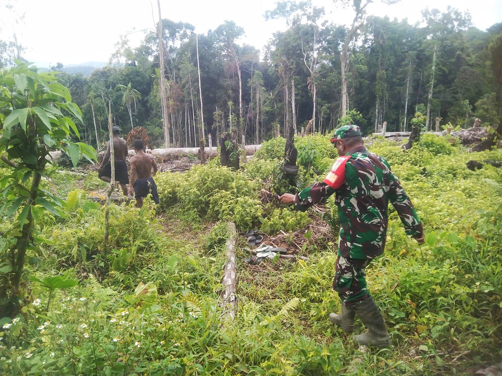 Lestarikan Kearifan Lokal, Babinsa Web Bantu Acara Adat