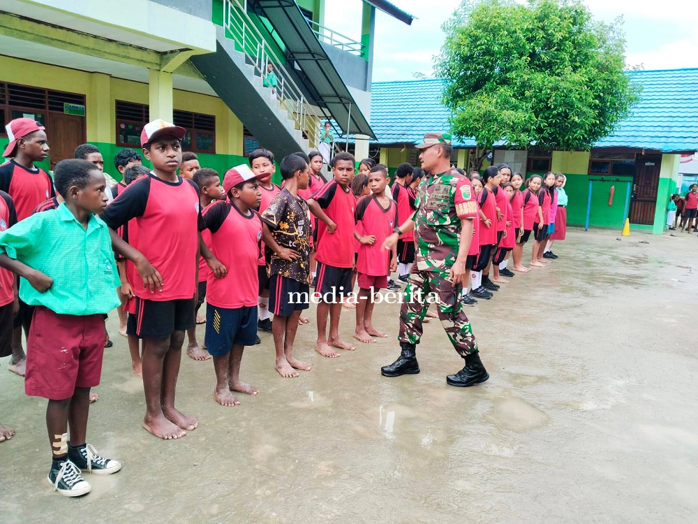 Babinsa Koramil Sentani Tanamkan Karakter dan Kedisiplinan Sejak Dini Siswa SDN Inpres Kemiri