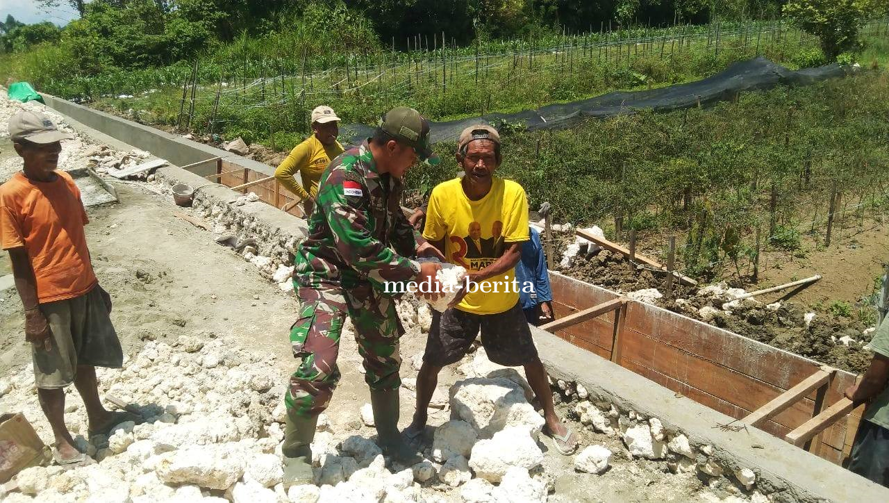 Permudah Akses Petani Menuju Ladang, Babinsa Skanto Gotong Royong Bangun Talud