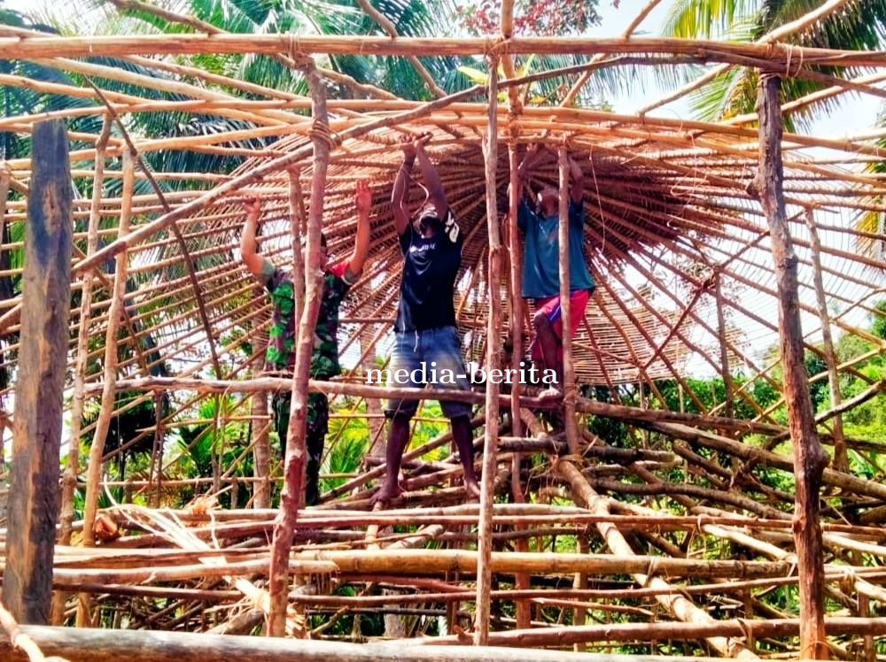 Lestarikan Budaya, Babinsa Web Bantu Warga Bangun Rumah Adat Honai