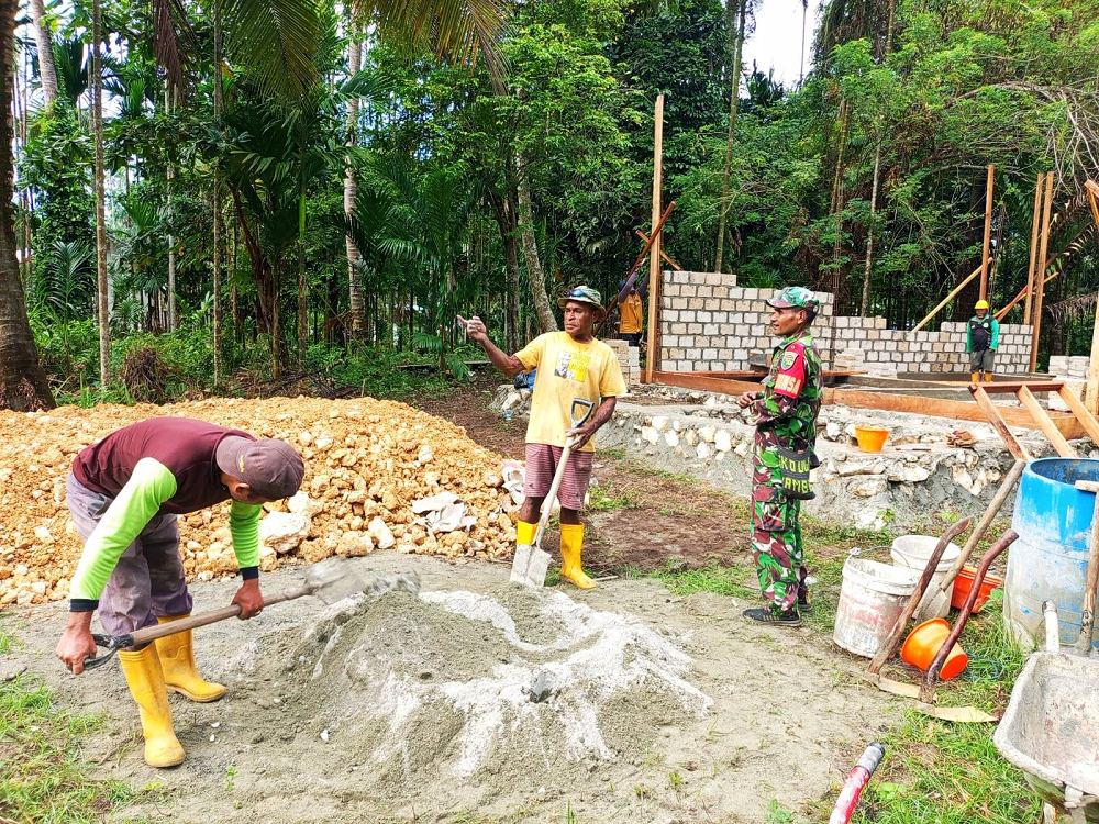 Semangat Kebersamaan: Babinsa Muara Tami Gotong Royong Bangun Rumah Pendeta