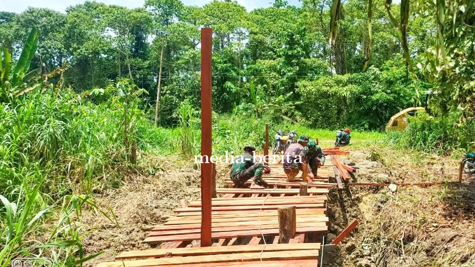 Kodim 1701/Jayapura Bersama Warga Bangun Jembatan Alternatif Permudah Akses Menuju Lahan Pertanian