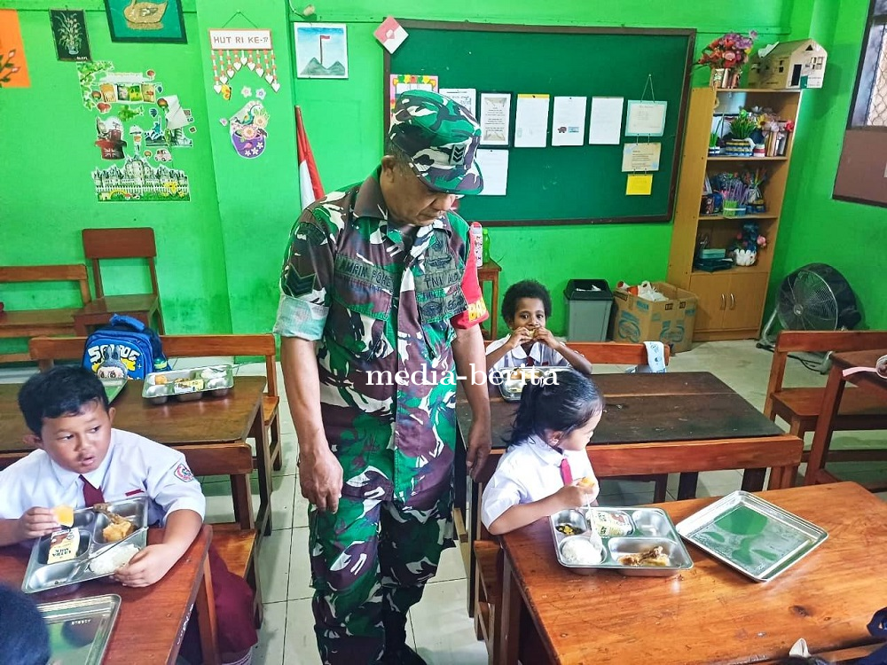 Pastikan Tingkat Gizi, Babinsa Sentani Dampingi Program Pemberian Makan Bergizi