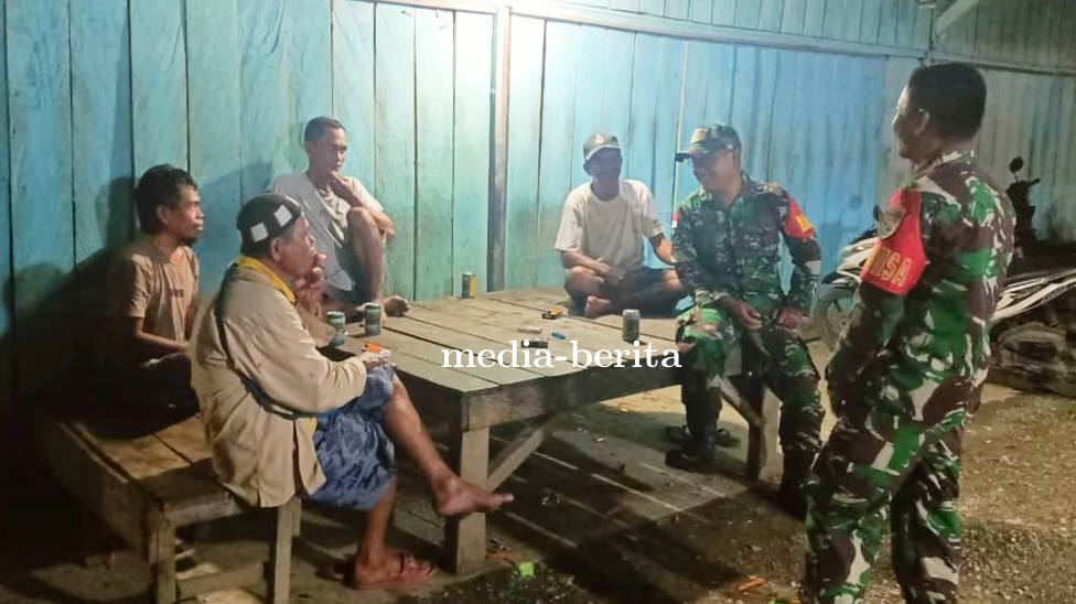 Sambangi Pos Ronda, Babinsa Koramil Senggi Dorong Warga Aktif Jaga Keamanan Lingkungan
