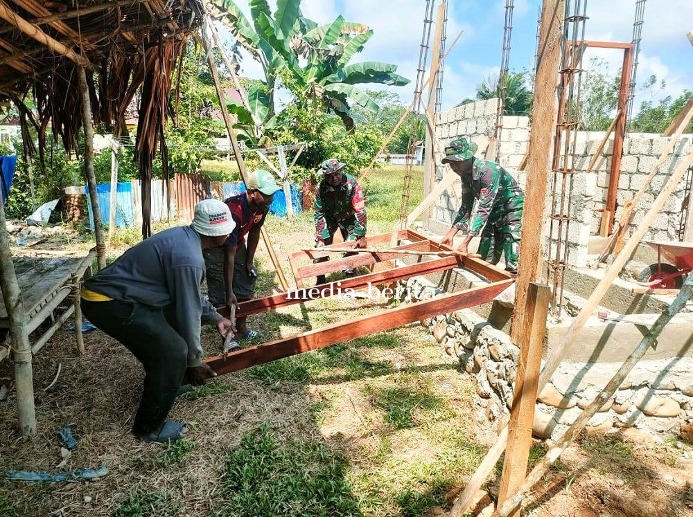 Bakti Teritorial Prima: Babinsa Pos Ramil Airu Gotong Royong Bangun Rumah Warga