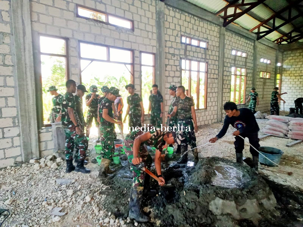 Bakti Teritorial Prima: Babinsa Arso Kerja Bakti Pembuatan Teras Aula Gereja Bahtera