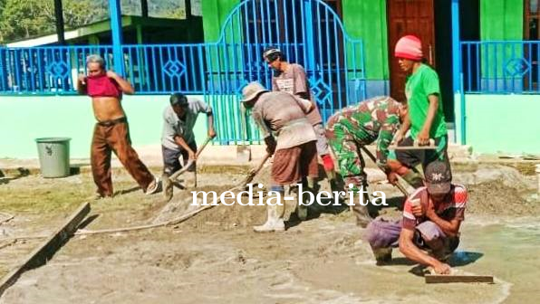 Bakti Teritorial Prima: Babinsa Kaureh dan Warga Kompak Karya Bakti Cor Halaman Masjid Nurul Falah