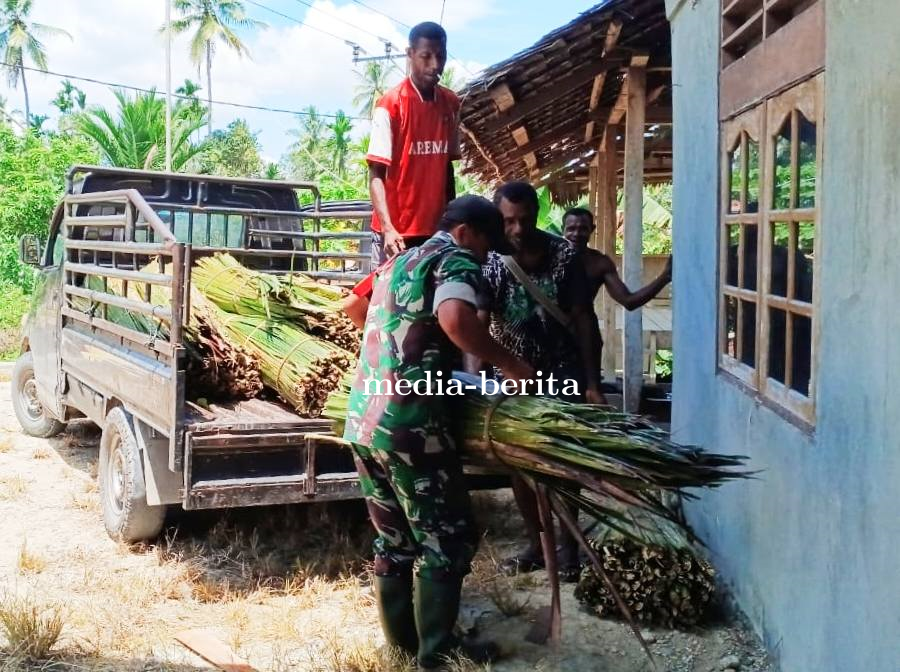 Bakti Teritorial Prima: Babinsa Kemtuk Gerisi Lestarikan Budaya Perbaiki Balai Adat Suku Samon