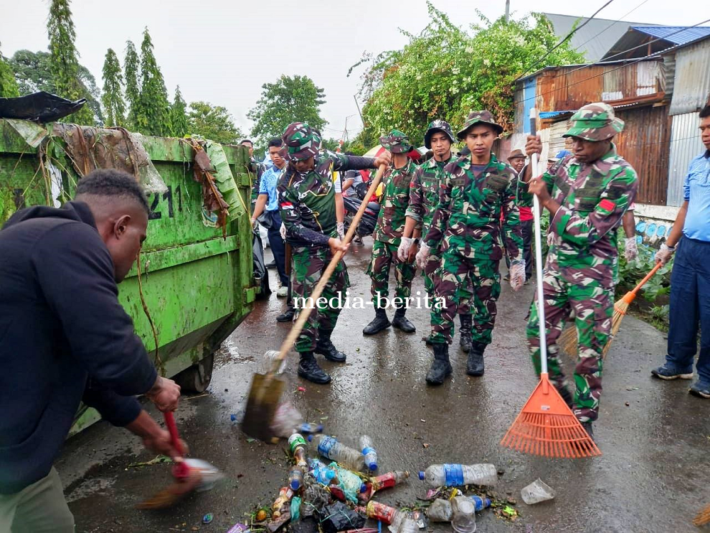 Bakti Teritorial Prima: Sambut HUT ke-80 TNI Babinsa Sentani Laksanakan Aksi Bersih Pasar Pharaa
