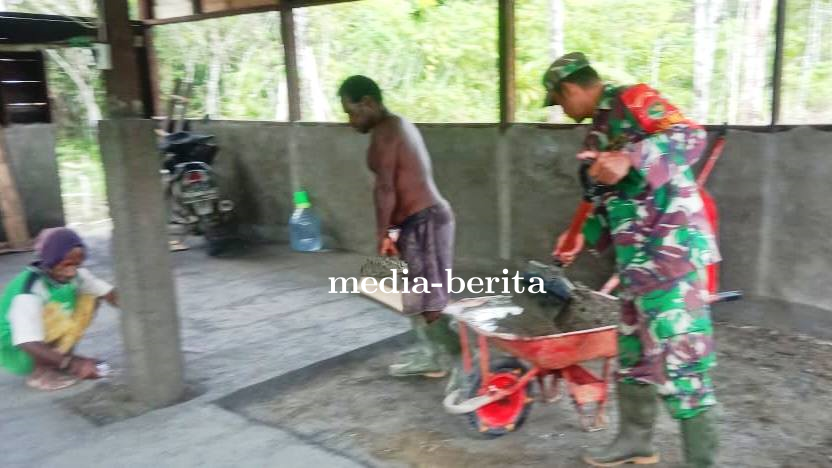 Bakti Teritorial Prima: Babinsa Kaureh Gotong Royong Bantu Pengecoran Lantai Rumah Warga