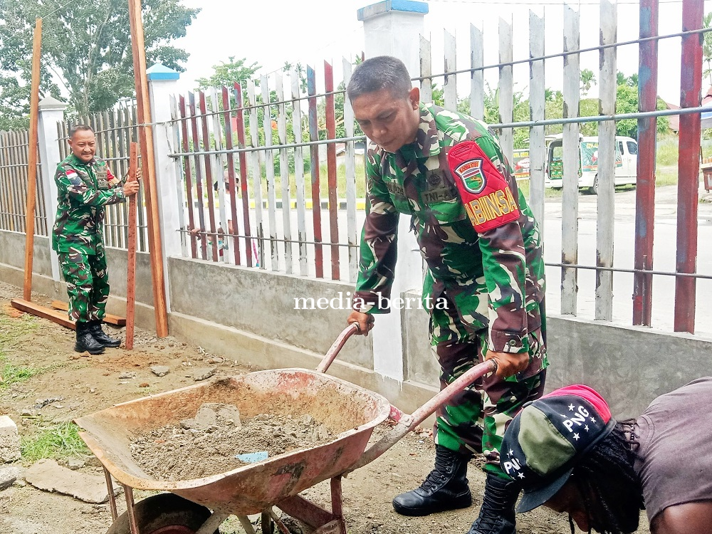 Bakti Teritorial Prima: Gotong Royong Babinsa Sentani dan Warga Dukung Kenyamanan Belajar Siswa SMPN