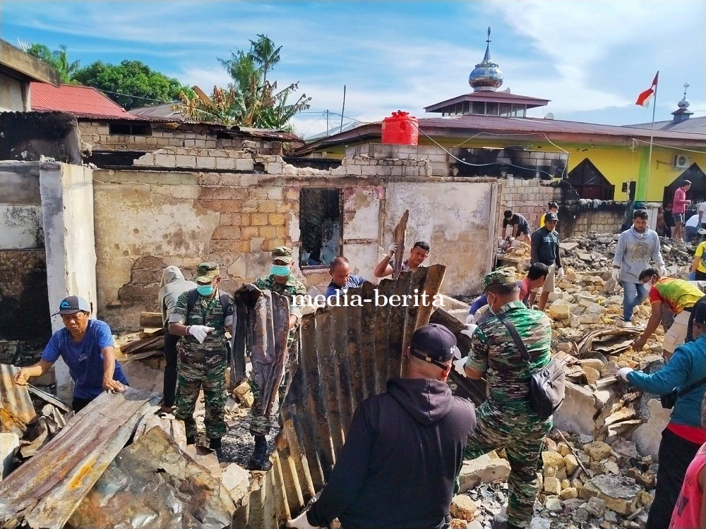 Bakti Teritorial Prima: Pulihkan Lingkungan, Prajurit Kodim 1701/Jayapura dan Relawan Bersihkan Puin