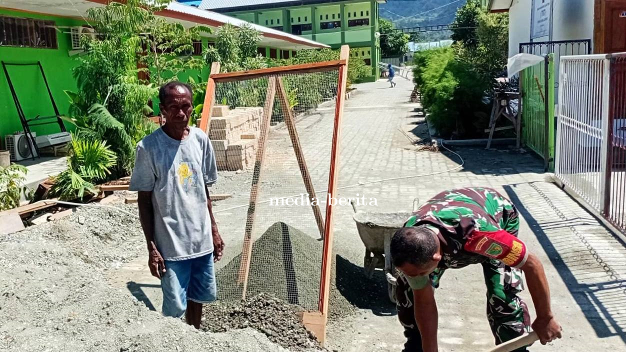 Bakti Teritorial Prima: Babinsa Sentani Gotong Royong Bersama Warga Wujudkan Dapur MBG di Sekolah IT