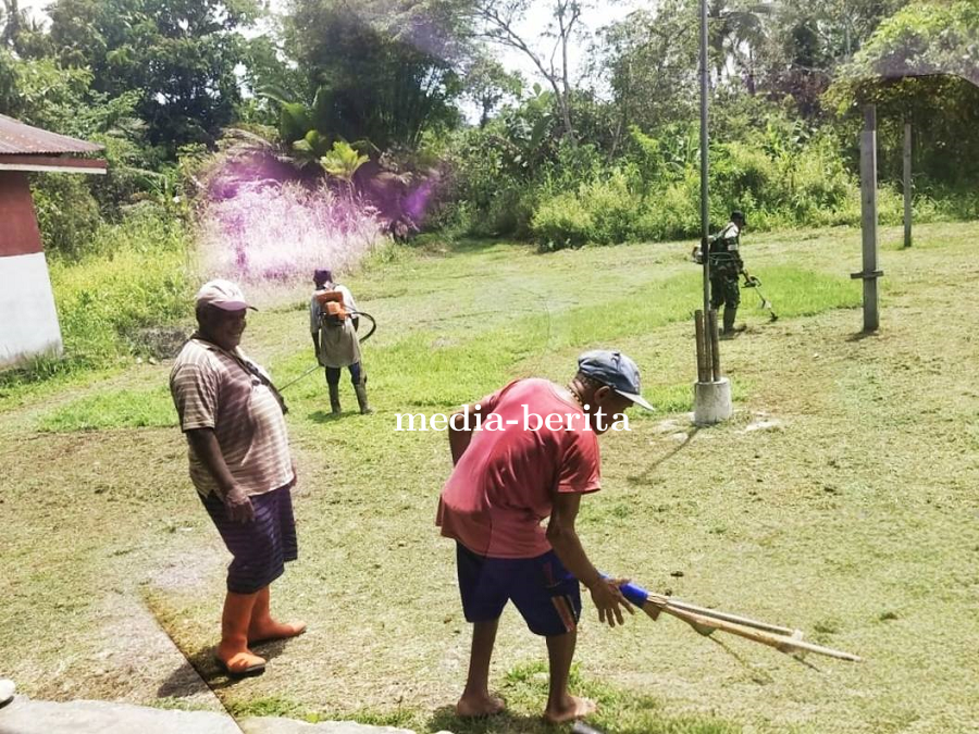 Tingkatkan Kepedulian Lingkungan, Babinsa Koramil 1701-16/Unurum Guay Karya Bakti Bersama Warga