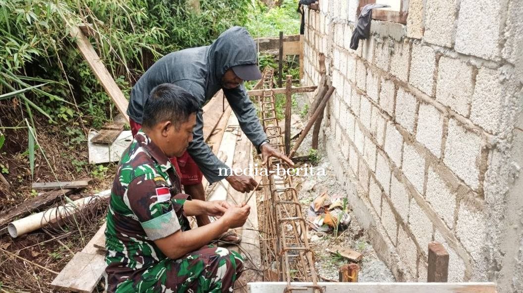 Babinsa Hadir untuk Rakyat: Gotong Royong Babinsa Jayapura Utara Bantu Warga Binaan Bangun Rumah