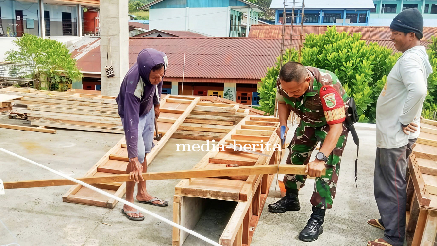 Wujud Dukungan TNI pada Dunia Pendidikan, Babinsa Sentani Turut Bantu Pembangunan Ruang Laboratorium