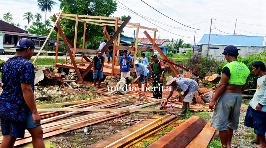 Babinsa Muara Tami dan Bhabinkamtibmas Bersama Warga Gotong Royong Bangun Pos Kamling Perkuat Keaman