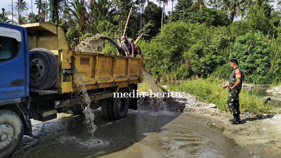 Pantau Aktivitas Penambang, Babinsa Sentani Serap Aspirasi Terkait Kenaikan Harga Pasir
