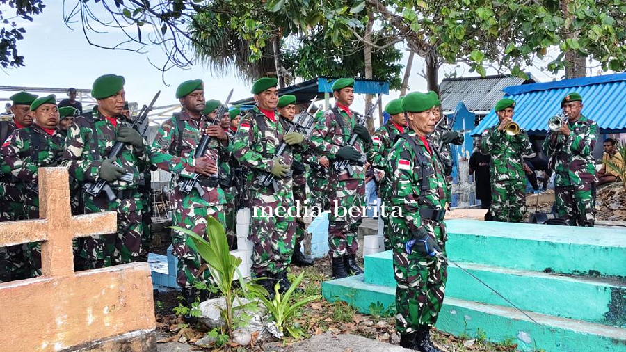Kasdim 1701/Jayapura Berikan Penghormatan Terakhir Saat Pimpin Upacara Pemakaman Militer Prajurit Te