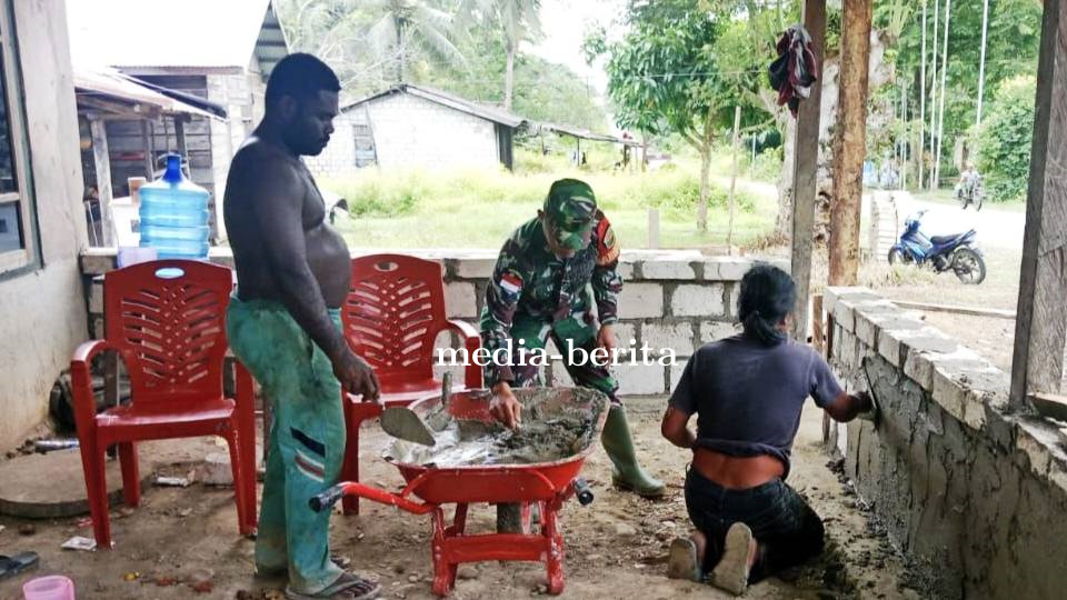 TNI Hadir untuk Rakyat: Babinsa 1701-16/Unurum Guay Gotong Royong Rehab Rumah Warga