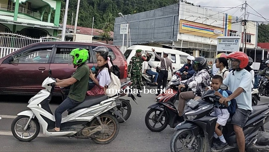 Pandu Penyeberangan, Upaya Kodim Jayapura Jaga Pelajar di Wilayah Rawan Kecelakaan