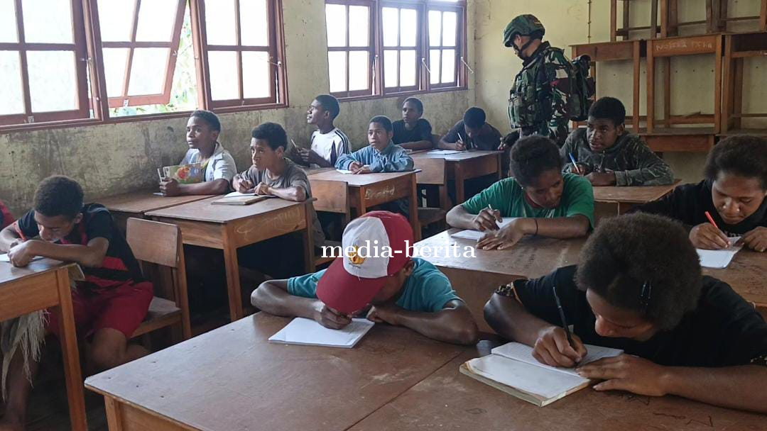 Membangun Masa Depan, Satgas Yonif 753/AVT Mengajar Anak-anak SDN Inpres Tinibil