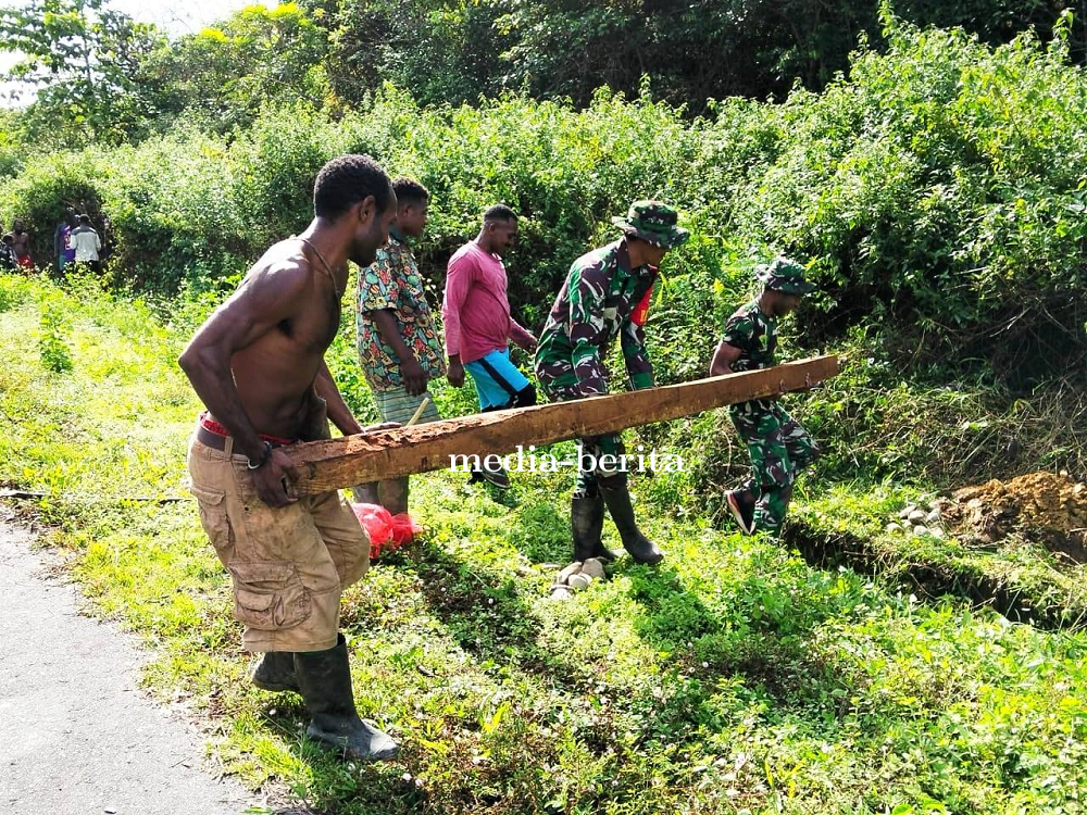 Pemerataan Kesejahteraan, Babinsa Pos Ramil Airu Gotong Royong Pasang Tiang Listrik