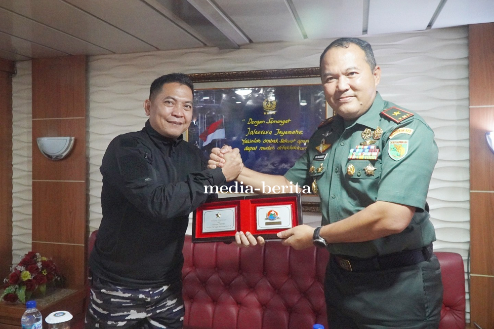 Silaturahmi di Atas Laut: Danrem 172/PWY Apresiasi Misi Kemanusiaan KRI Dr. Soeharso-990