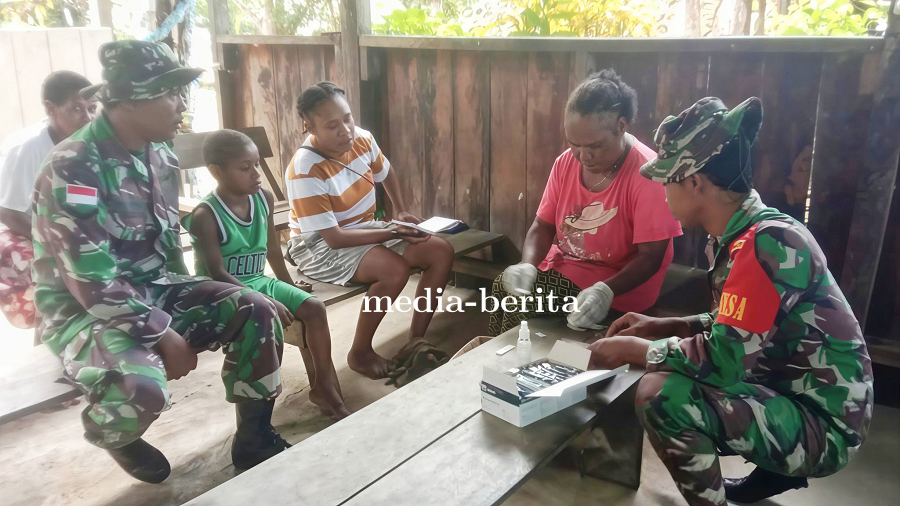 Tangani Malaria di Pedalaman, Babinsa Pos Ramil Airu Dampingi Pengkaderan Warga