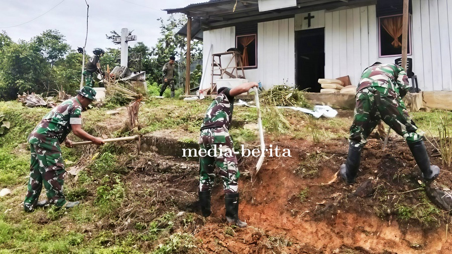 Bukti Toleransi: Babinsa Bantu Bersihkan Gereja di Kampung Umuaf