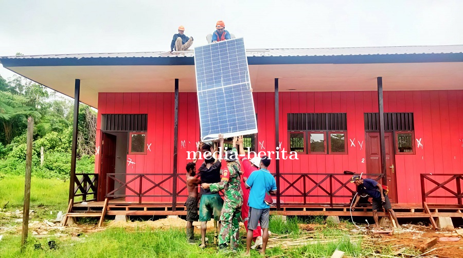 Tingkatkan Mutu Pendidikan di Perbatasan RI-PNG, Babinsa Kawal Pemasangan PLTS