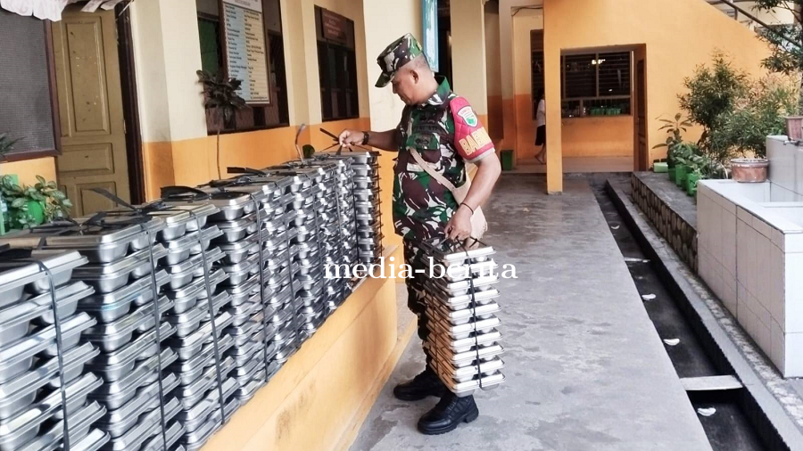 Dukung Pemberian Gizi Anak Sekolah, Babinsa Dampingi Penyaluran MBG