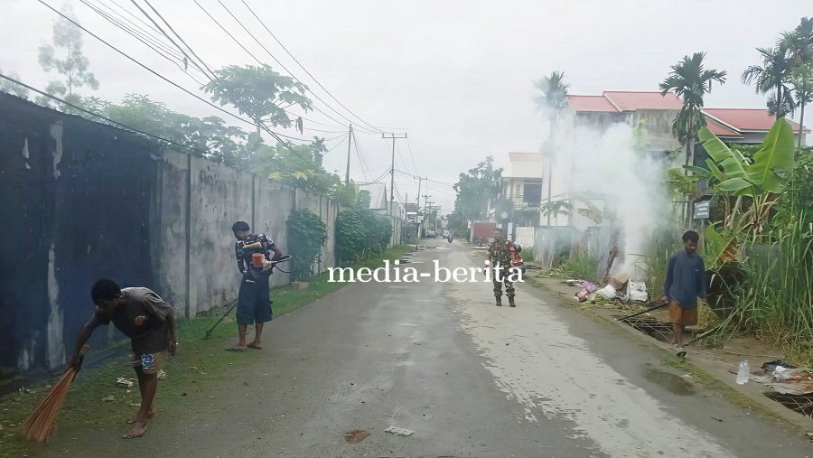 Warga dan Babinsa Sentani Kompak Kerja Bakti Jaga Kebersihan Lingkungan