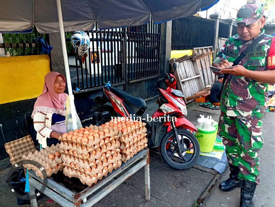 Antisipasi Lonjakan Harga, Babinsa Pantau Harga Sembako di Pasaran