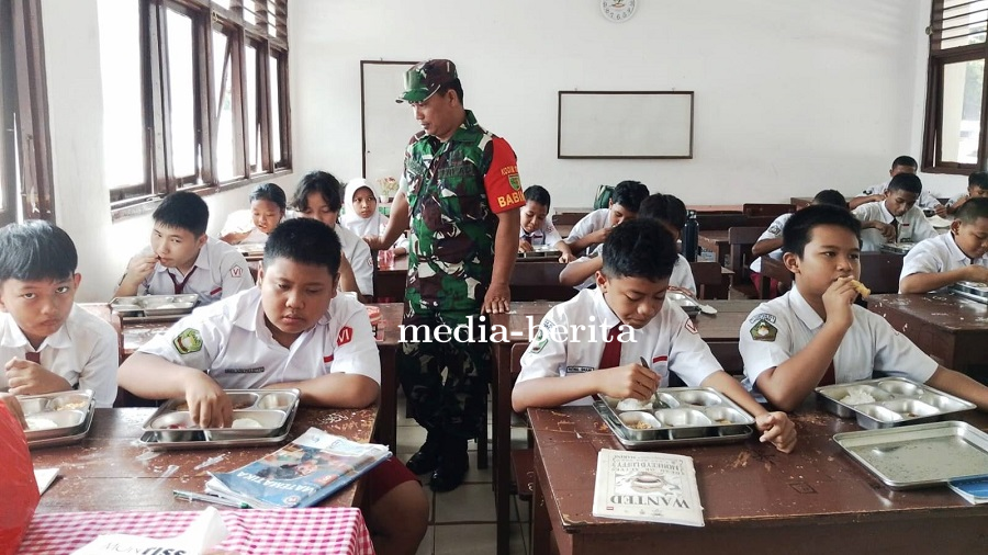 Program MBG, Babinsa Pastikan Paket Gizi Tersalur ke Ribuan Siswa
