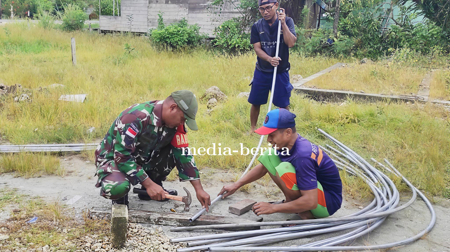 Atasi Jalan Gelap, Masyarakat dan Babinsa Rakit Penerangan di Kampung Yuwanain