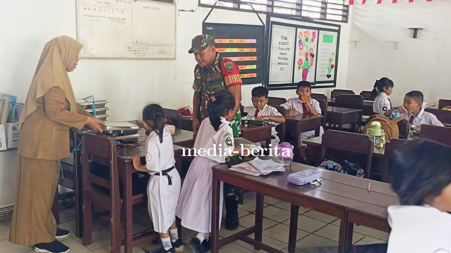Babinsa Kodim 1701/Jayapura Terus Kawal Program Pemberian Makan Bergizi