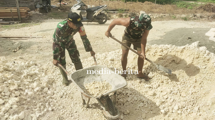 Babinsa Arso Gotong Royong Bangun Masjid Nur Rahman